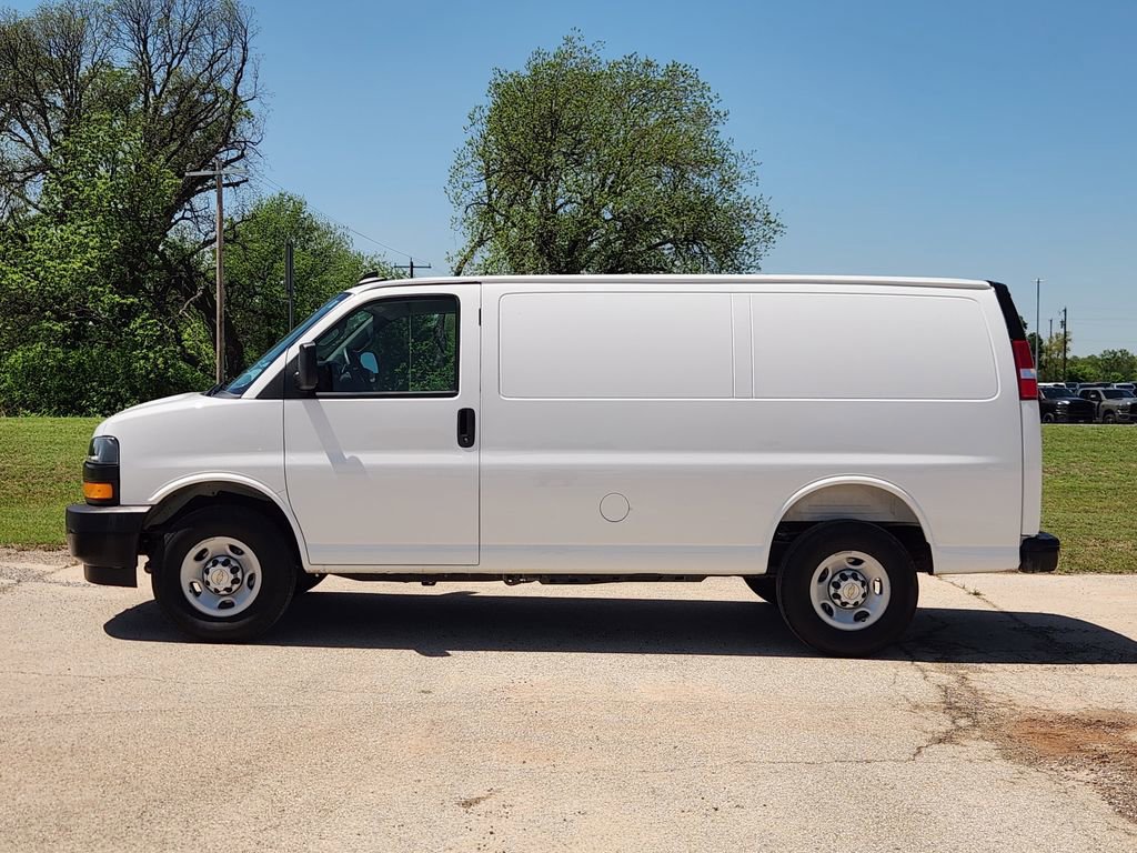 Used 2025 Chevrolet Express 2500 w/ Driver Convenience Package RWD image 4