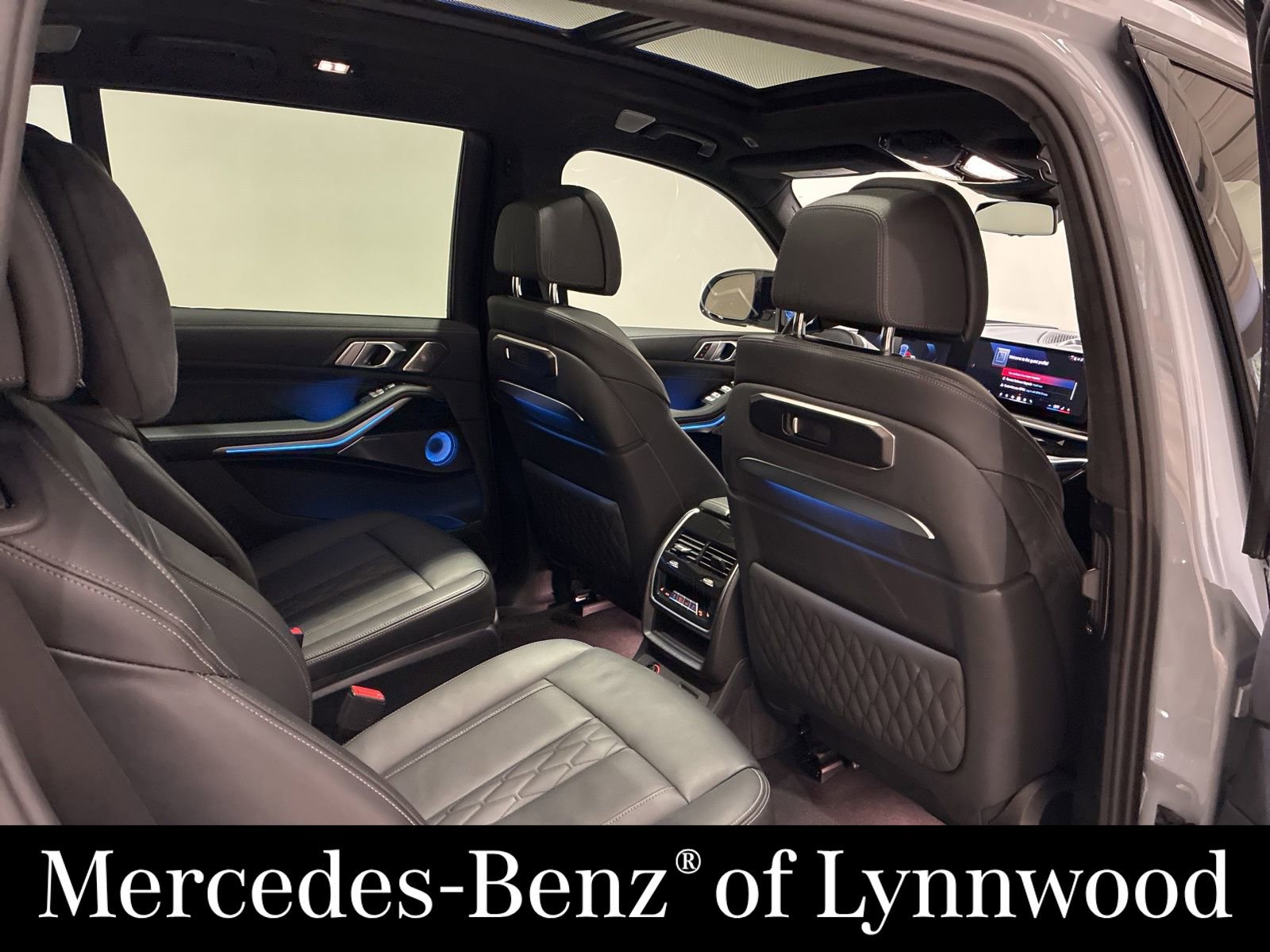 Used 2025 BMW X7 M60i AWD/4WD image 33