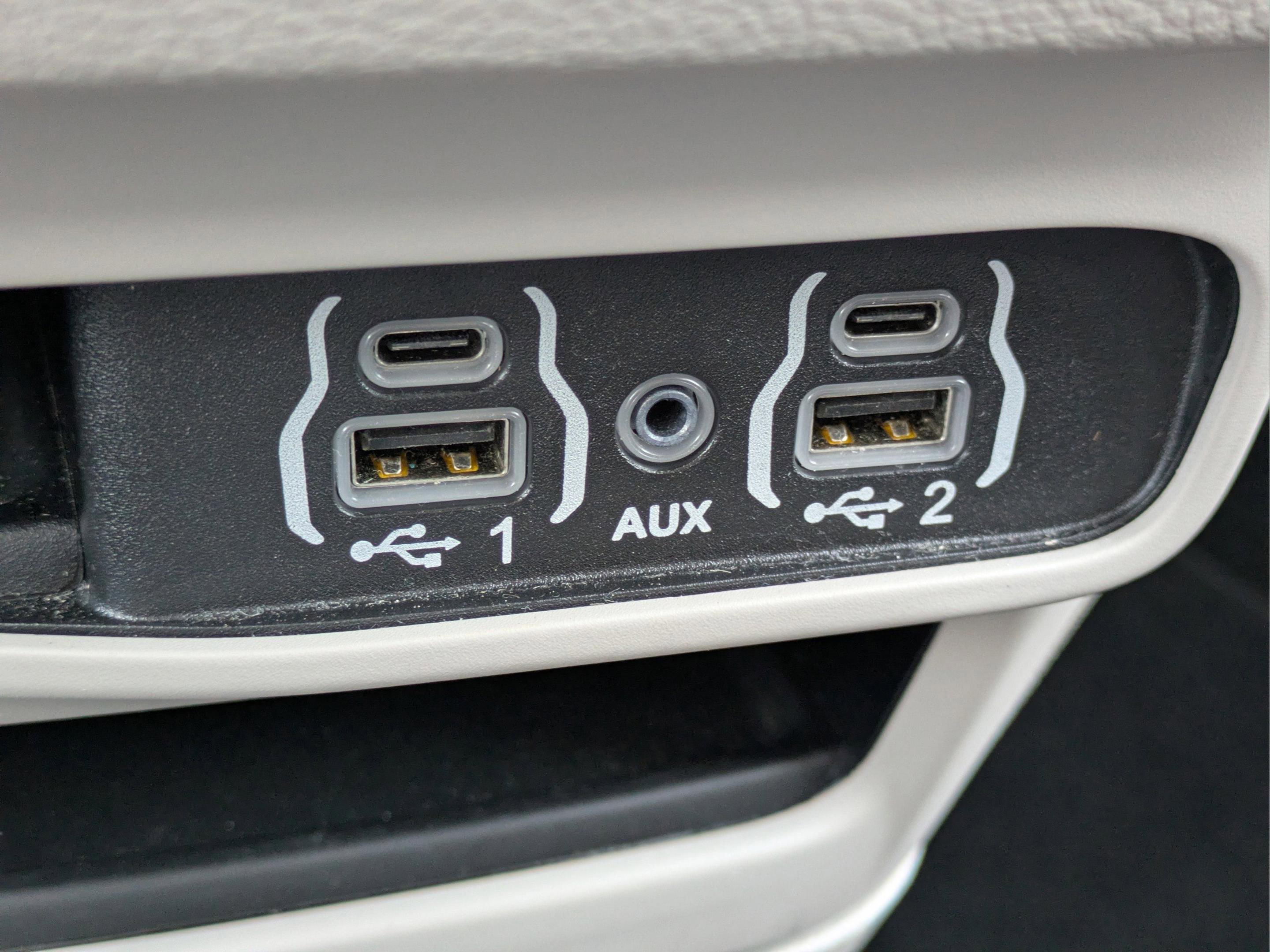 Used 2024 Chrysler Pacifica Touring-L FWD image 24