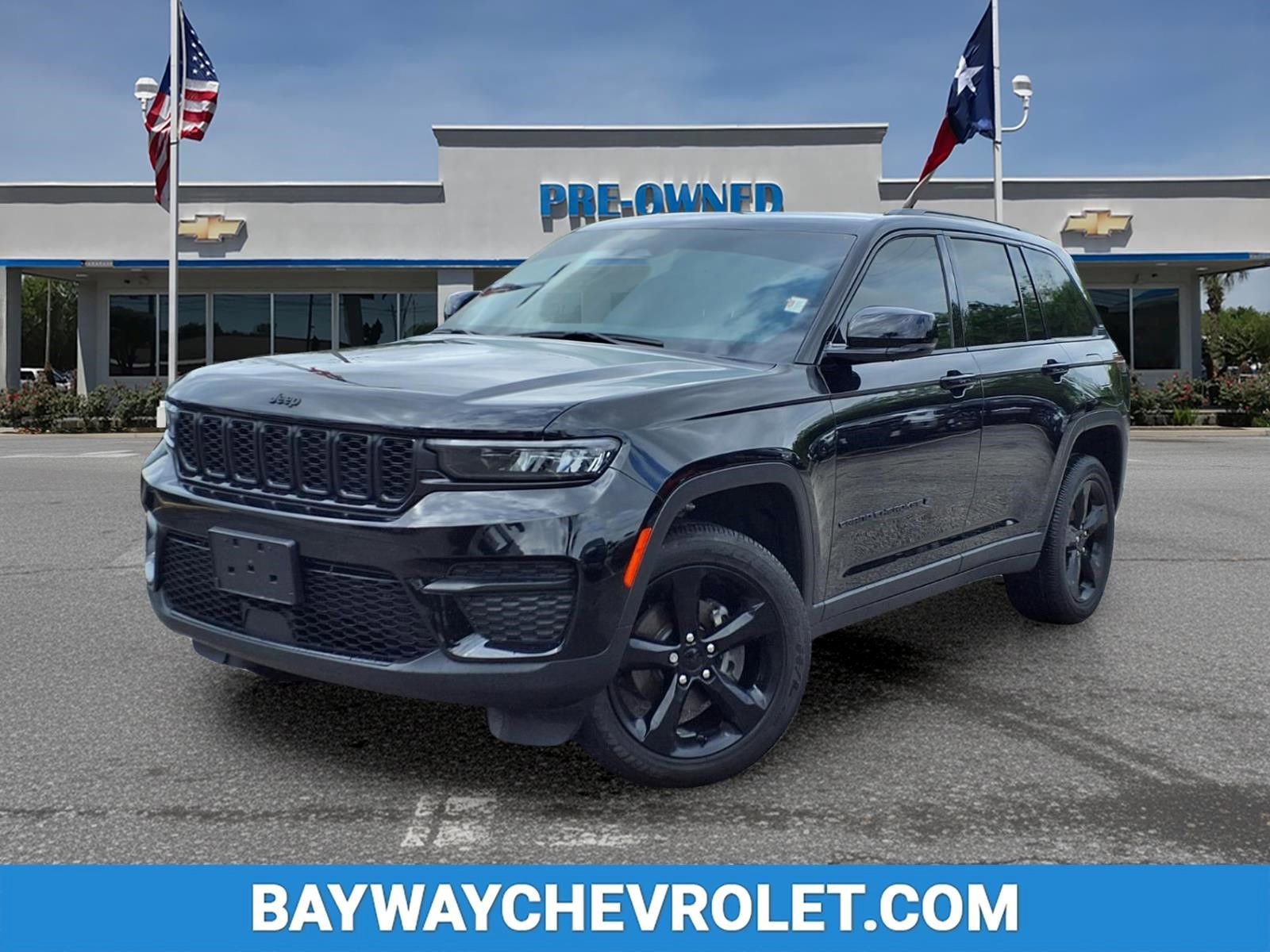 Used 2025 Jeep Grand Cherokee Altitude RWD image 1