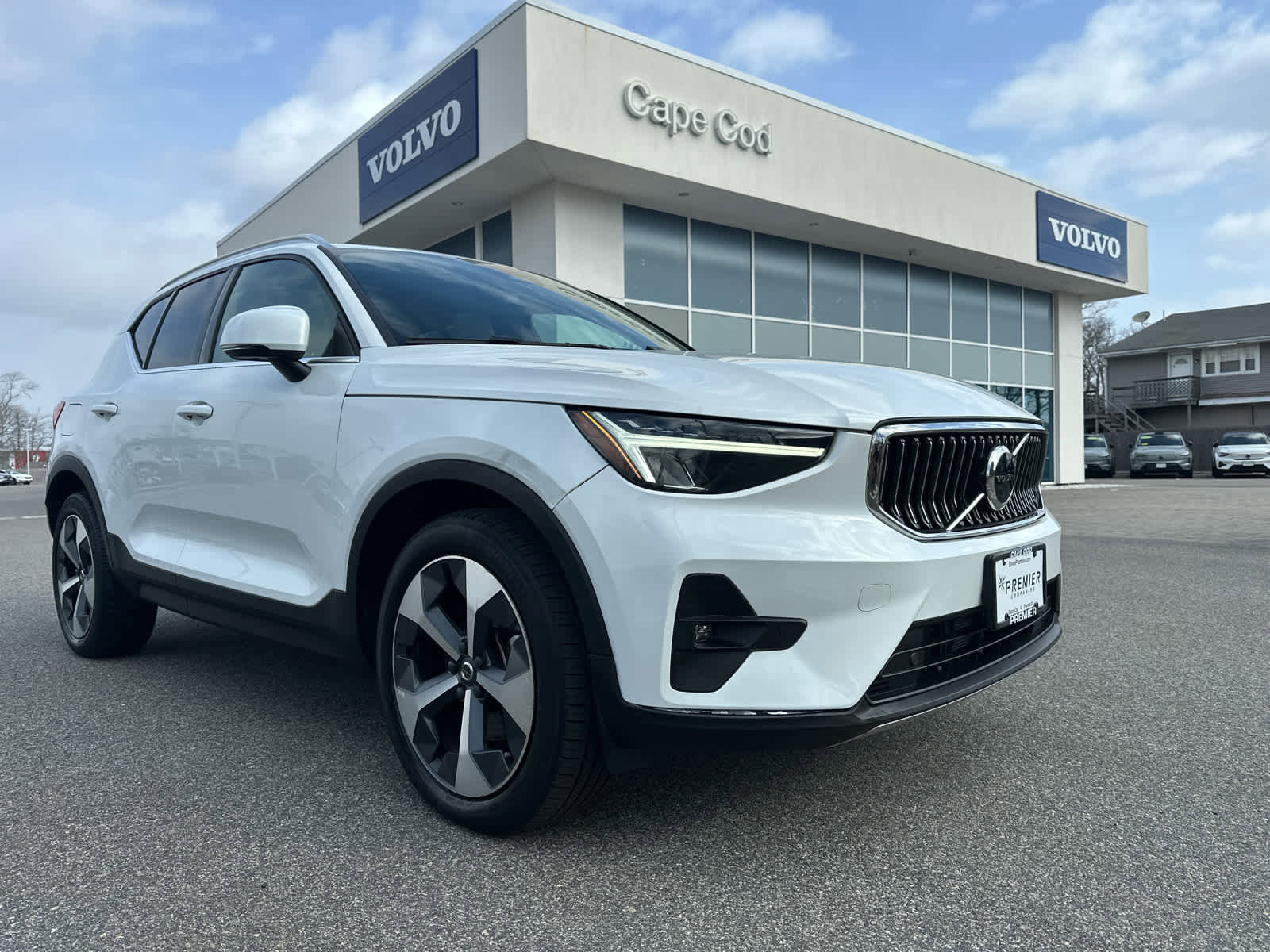 Used 2023 Volvo XC40 B5 Plus w/ Protection Package Premier image 2