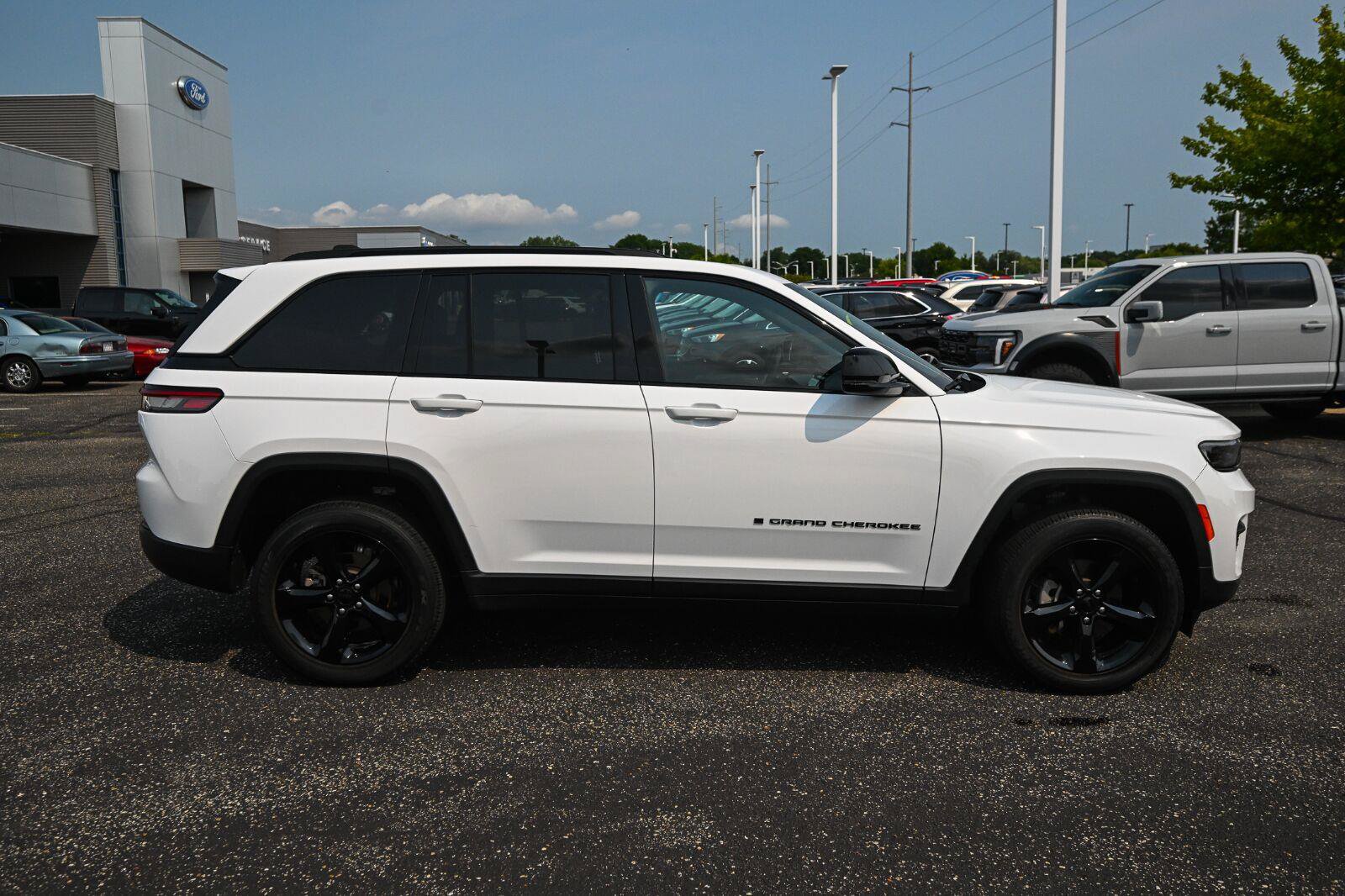 Used 2023 Jeep Grand Cherokee Altitude AWD/4WD image 3