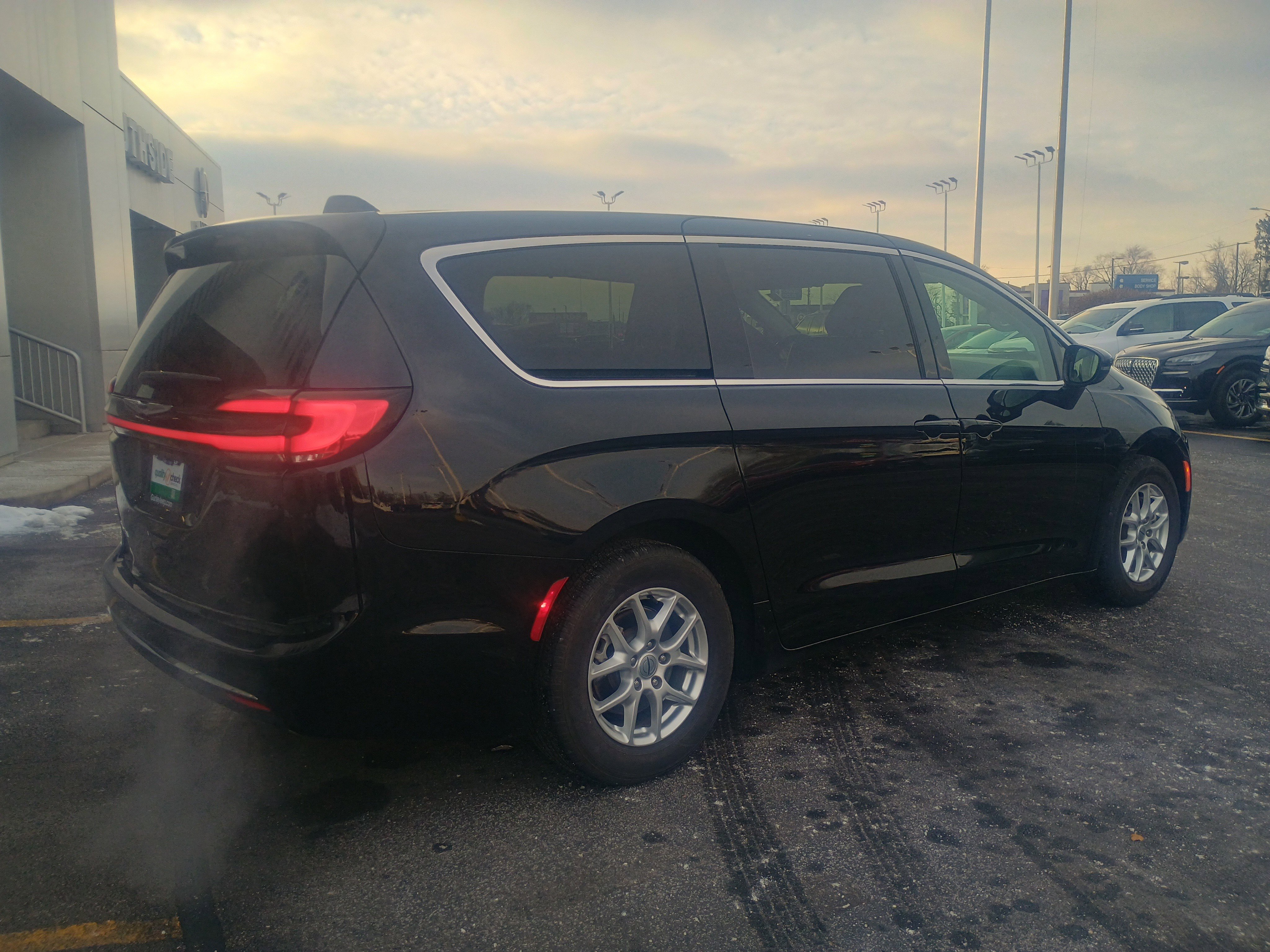 Used 2024 Chrysler Pacifica Touring-L image 13