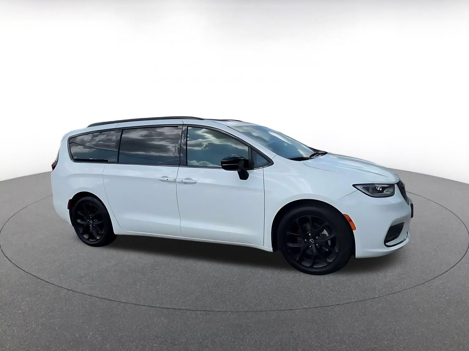 Used 2025 Chrysler Pacifica Limited FWD image 2