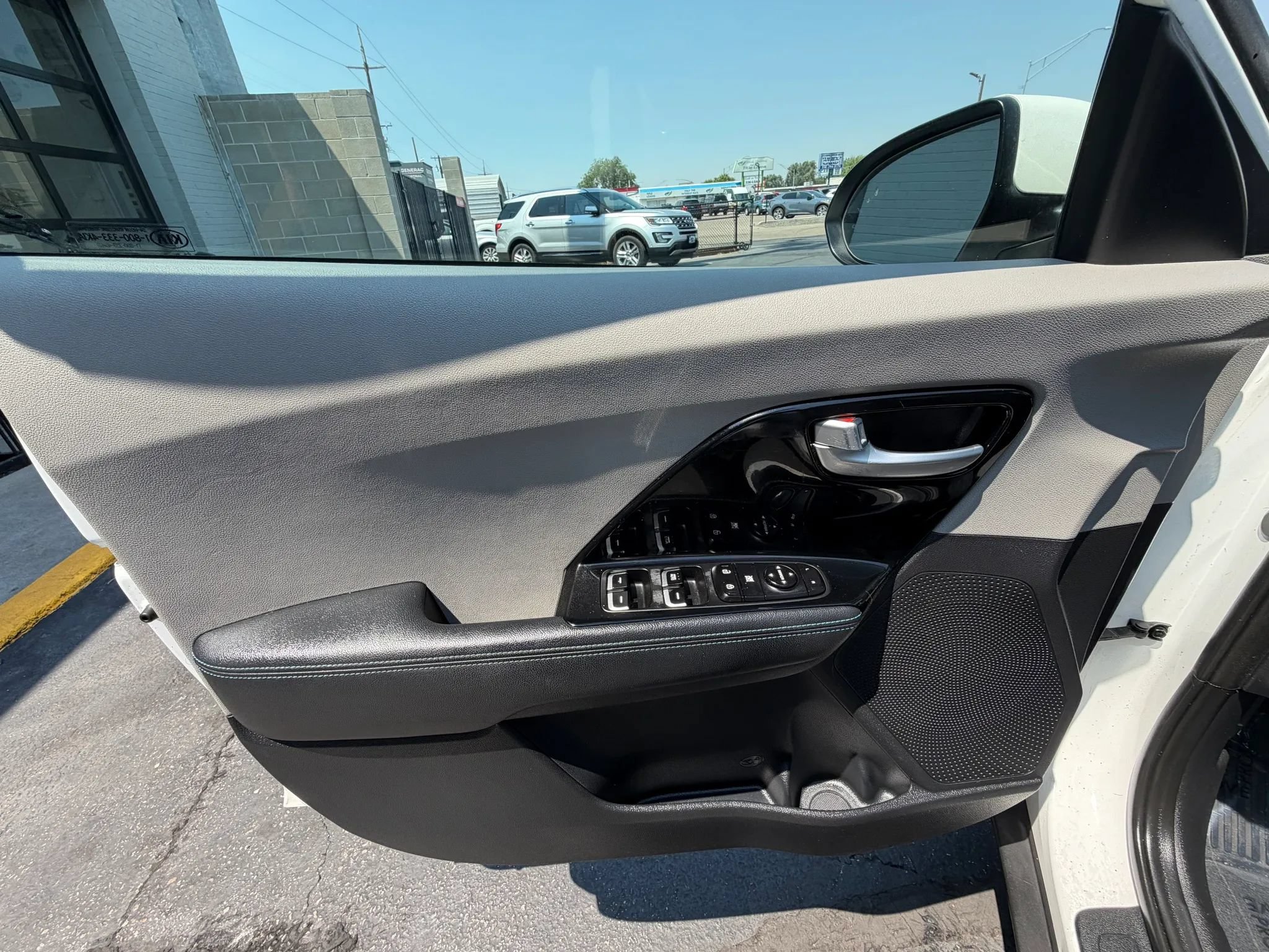 Used 2020 Kia Niro LXS FWD image 11