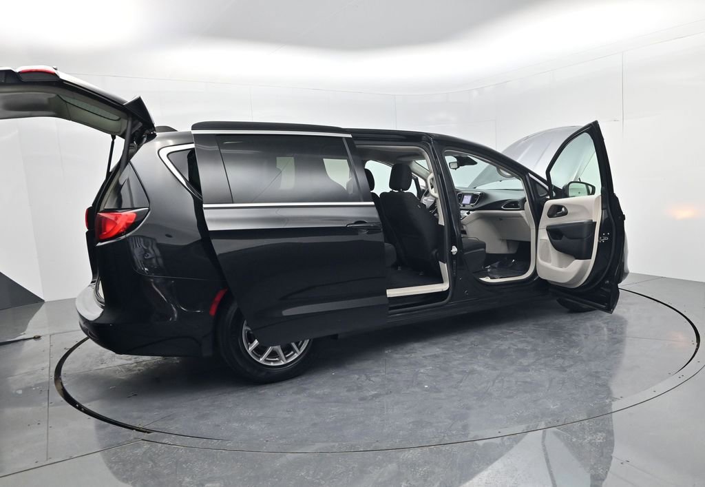 Used 2023 Chrysler Voyager LX image 59
