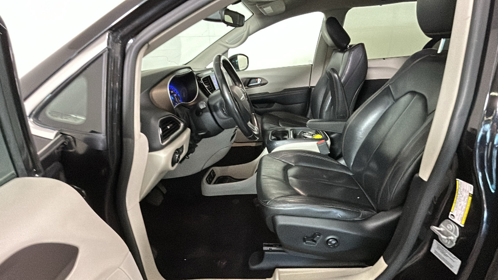 Used 2017 Chrysler Pacifica Touring-L FWD image 14