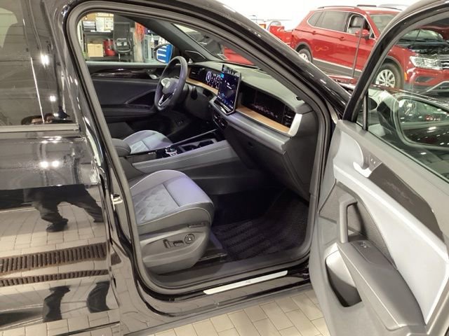 Used 2026 Volkswagen Tiguan SEL R-Line AWD/4WD image 11