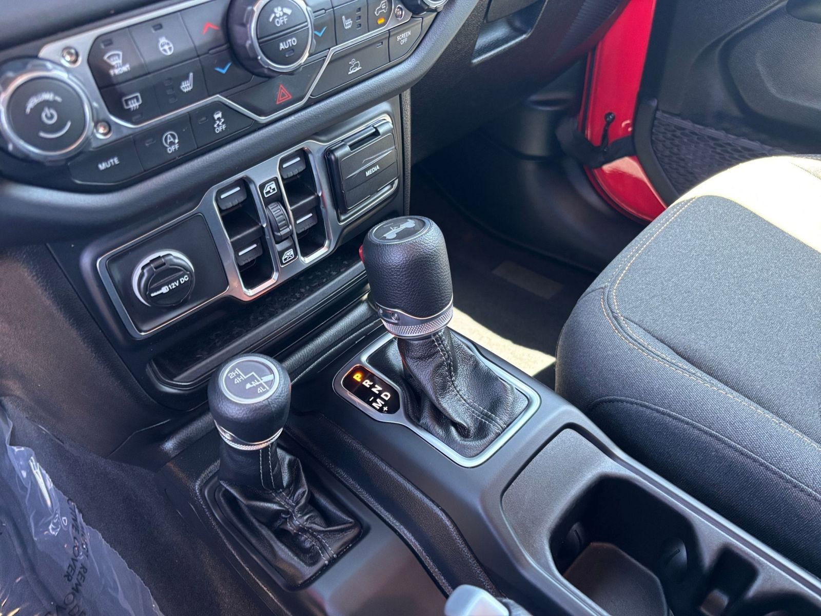 Used 2025 Jeep Wrangler Unlimited Sahara AWD/4WD image 41