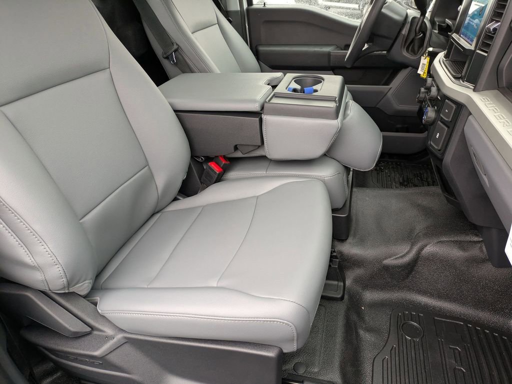New 2025 Ford F550 4x4 Regular Cab Super Duty image 15