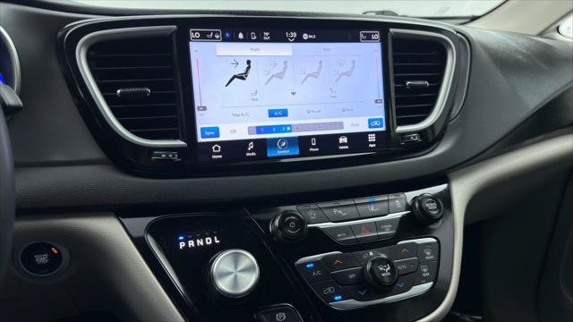 Used 2024 Chrysler Pacifica Touring-L FWD image 29