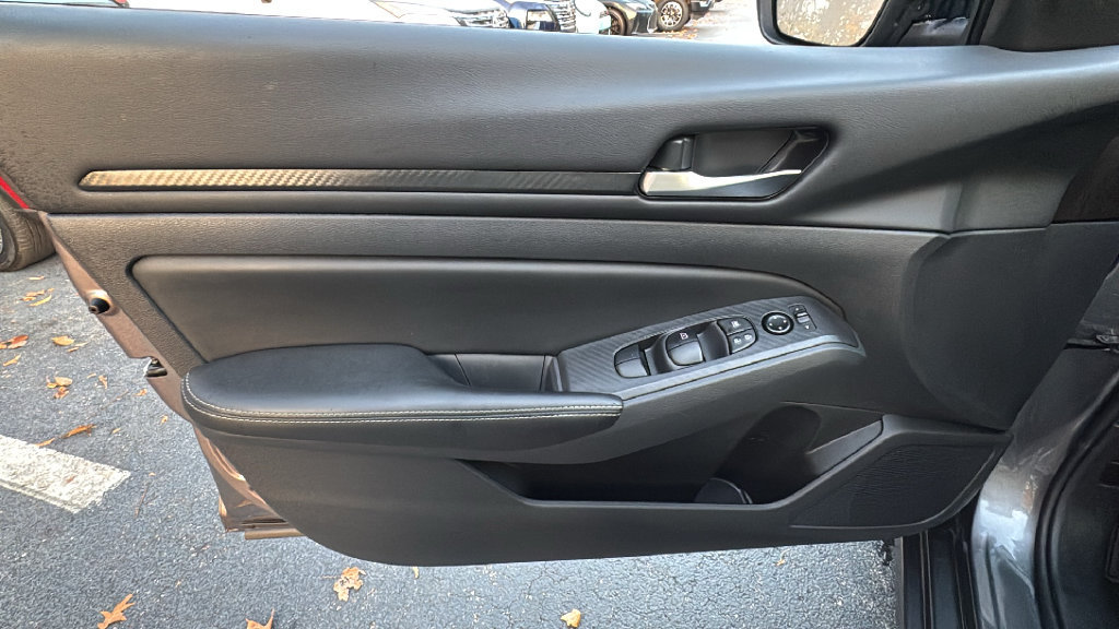 Used 2025 Nissan Altima 2.5 SV FWD image 15