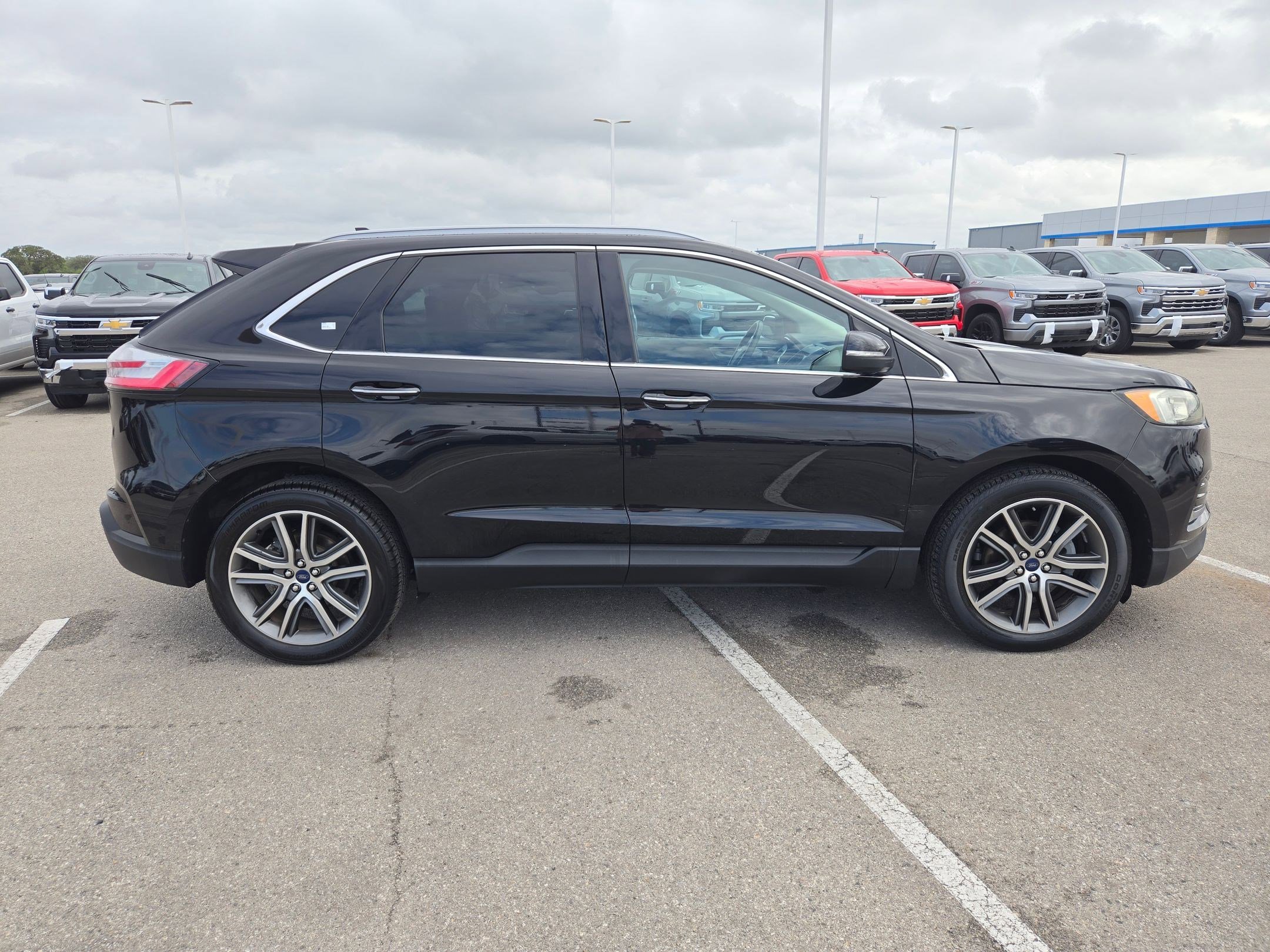 Used 2020 Ford Edge Titanium image 2