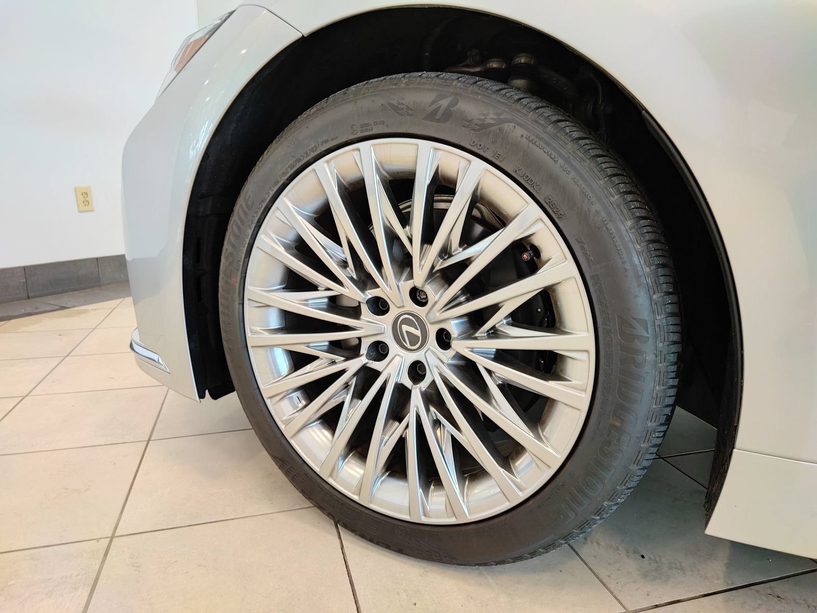 Used 2024 Lexus LS 500 RWD image 9