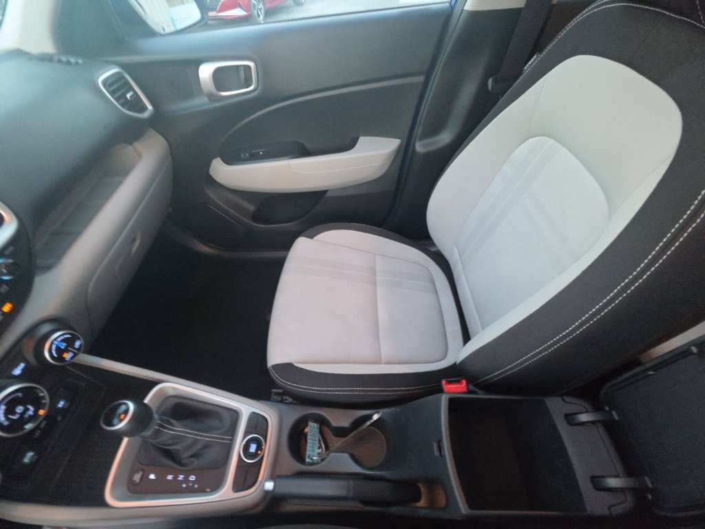 Used 2025 Hyundai Venue SEL FWD image 22