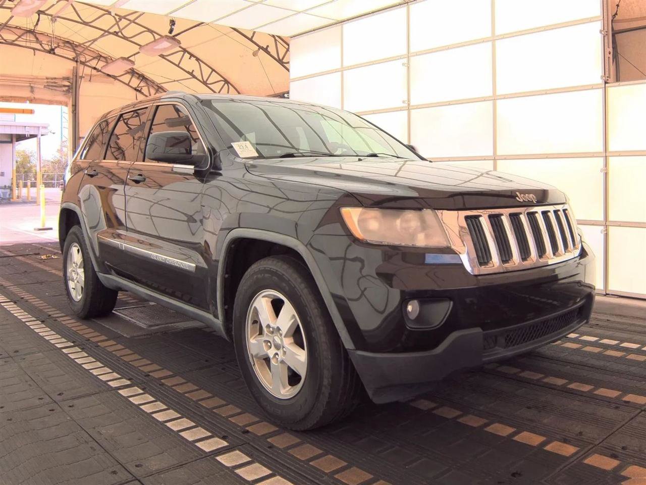 Used 2012 Jeep Grand Cherokee Laredo w/ Laredo E Group RWD image 4