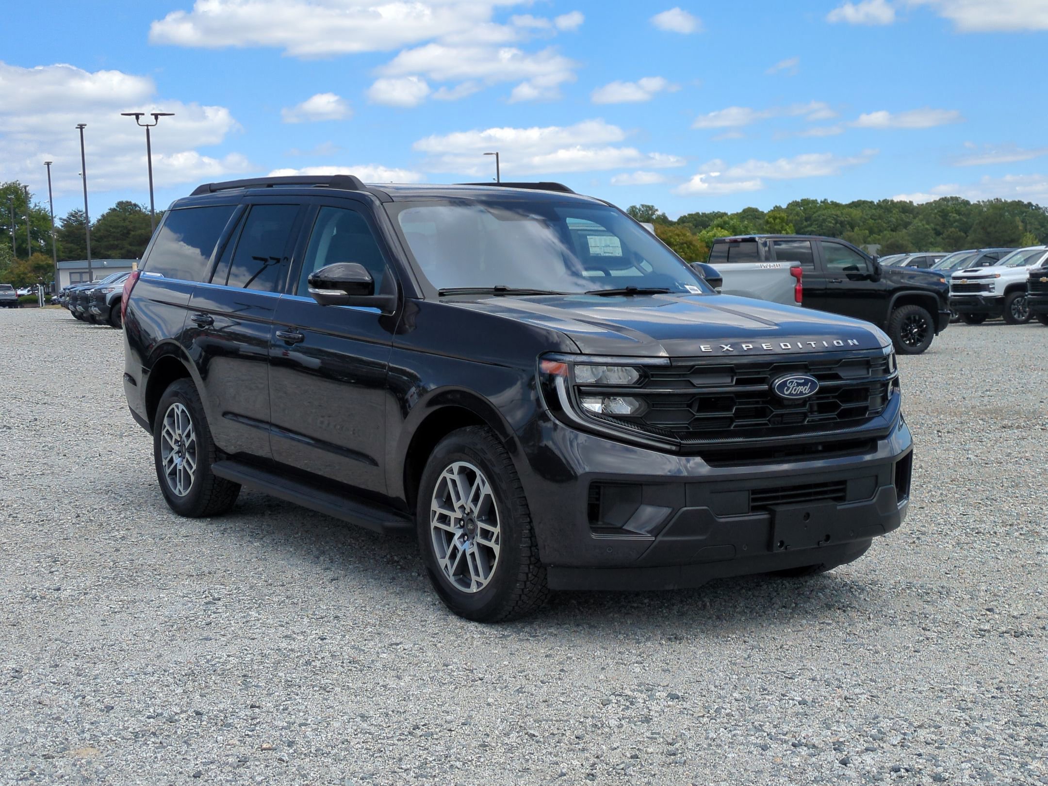 Used 2025 Ford Expedition Active AWD/4WD image 2