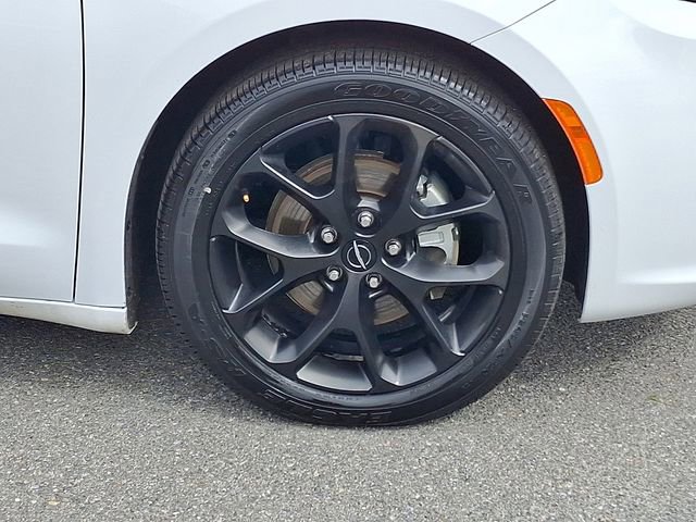 Used 2025 Chrysler Pacifica Limited image 8