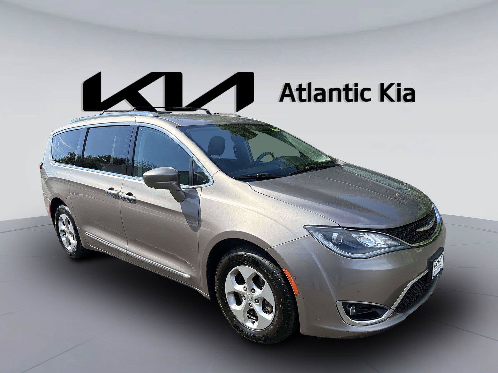 Used 2017 Chrysler Pacifica Touring-L Plus FWD image 4