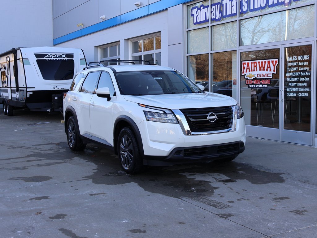 Used 2022 Nissan Pathfinder SV image 2