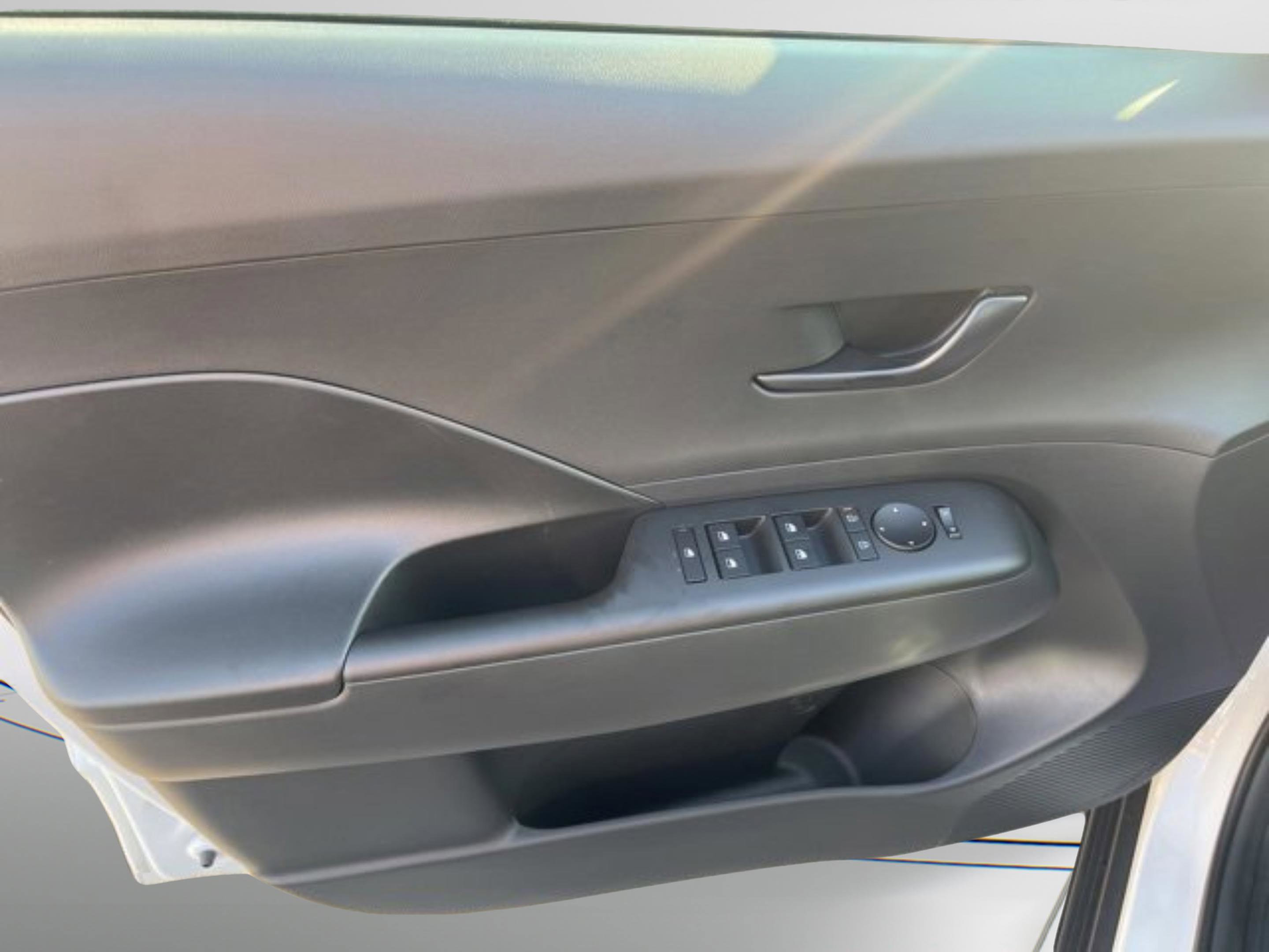 Certified 2025 Hyundai Kona SEL AWD/4WD image 22