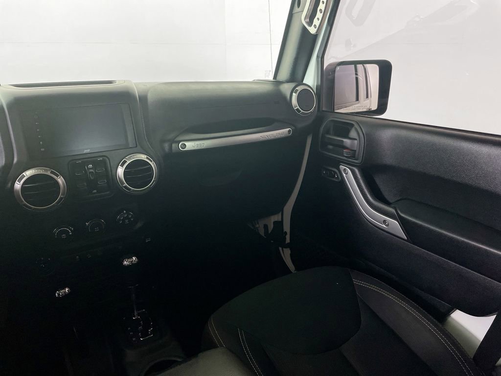 Used 2016 Jeep Wrangler Unlimited Sahara image 29