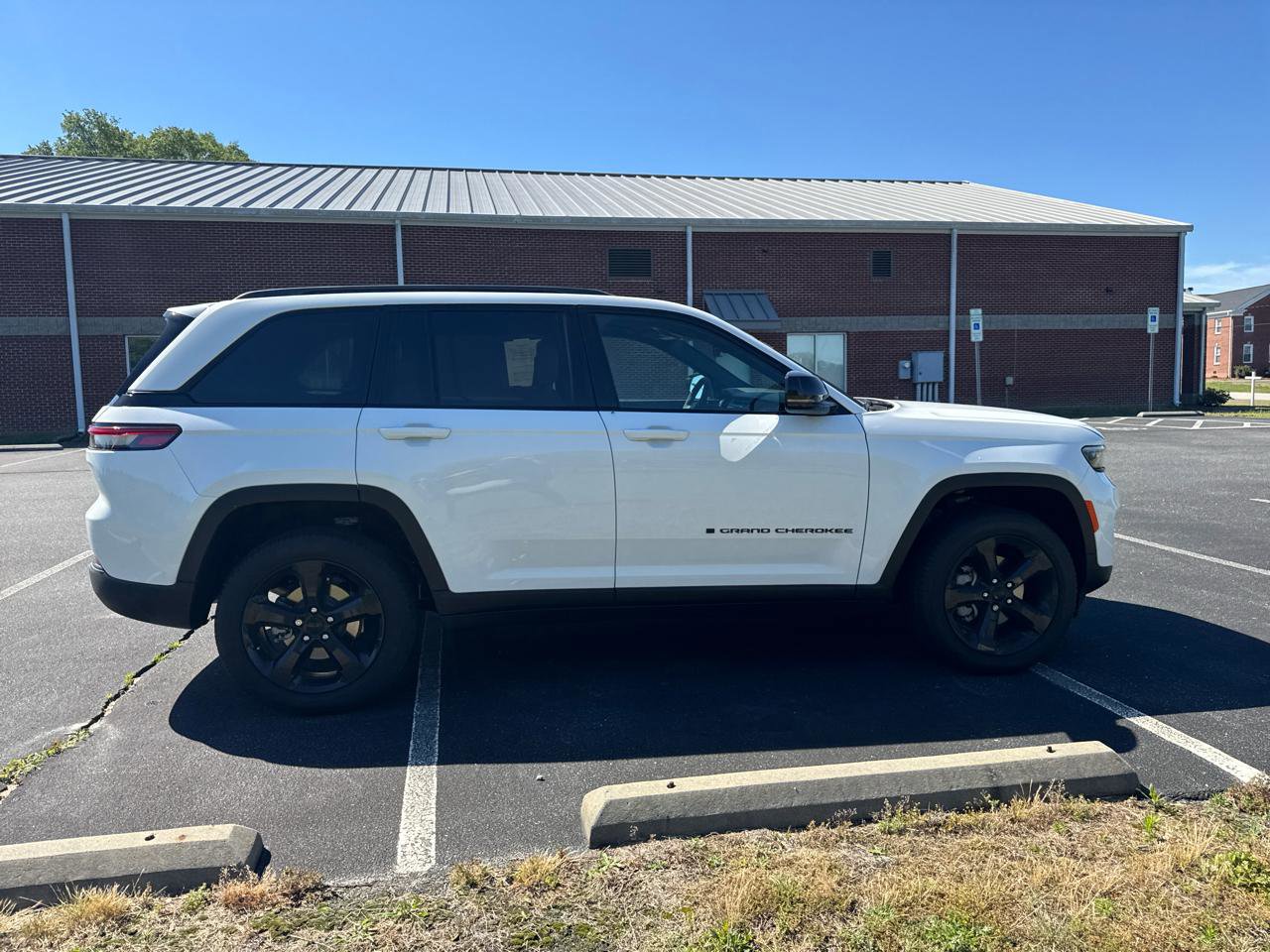 Used 2025 Jeep Grand Cherokee Limited w/ Black Appearance Package AWD/4WD image 4