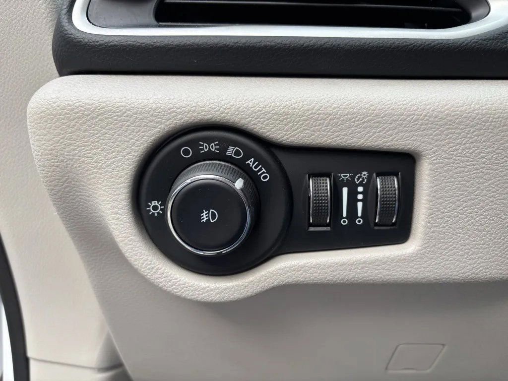 Used 2024 Chrysler Pacifica Touring-L image 11