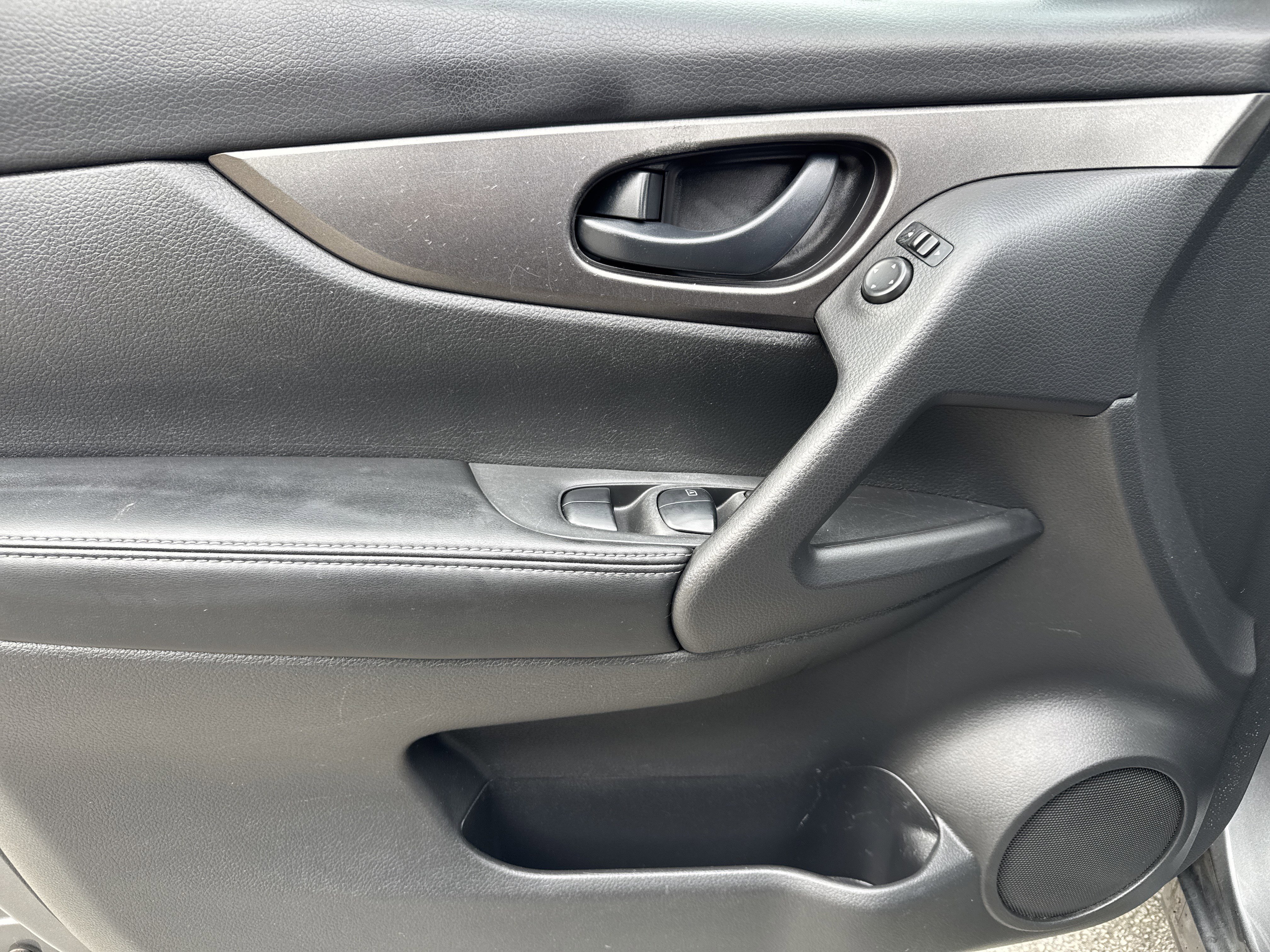 Used 2019 Nissan Rogue Sport S image 14