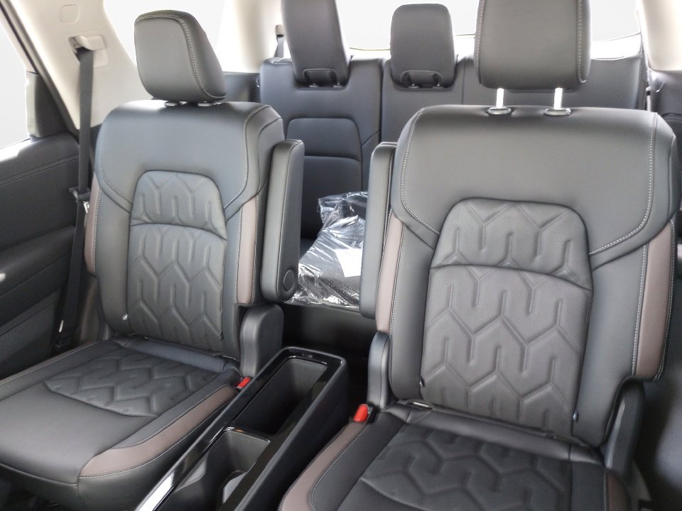 New 2026 Nissan Pathfinder Platinum FWD image 12