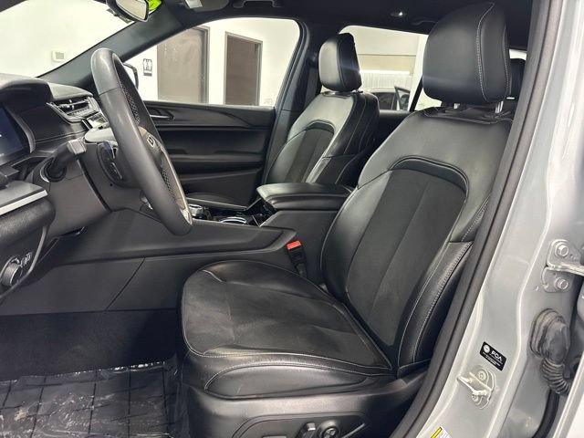 Used 2023 Jeep Grand Cherokee Altitude AWD/4WD image 18