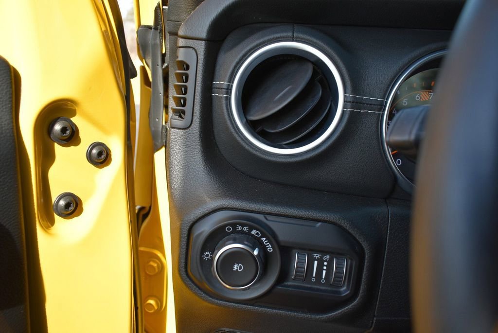 Used 2018 Jeep Wrangler Unlimited Sahara image 25