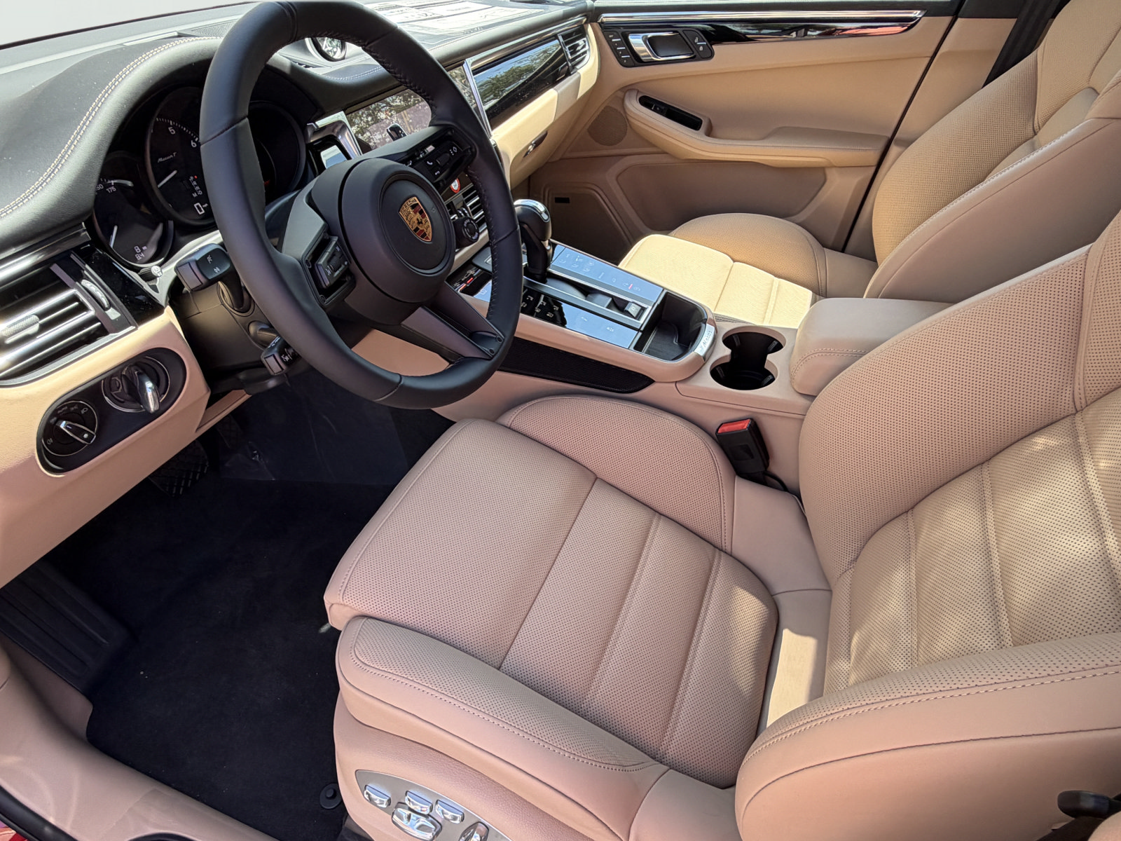 New 2026 Porsche Macan Turbo AWD/4WD image 4