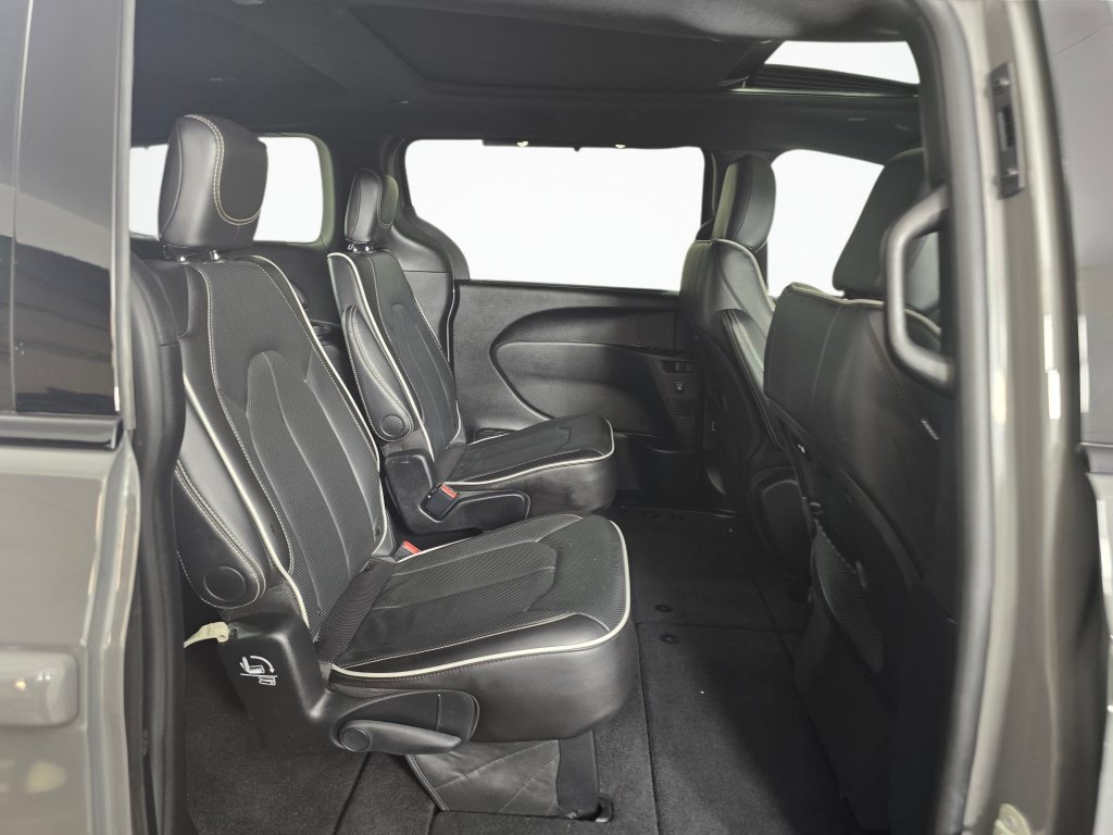 Used 2025 Chrysler Pacifica Limited FWD image 33