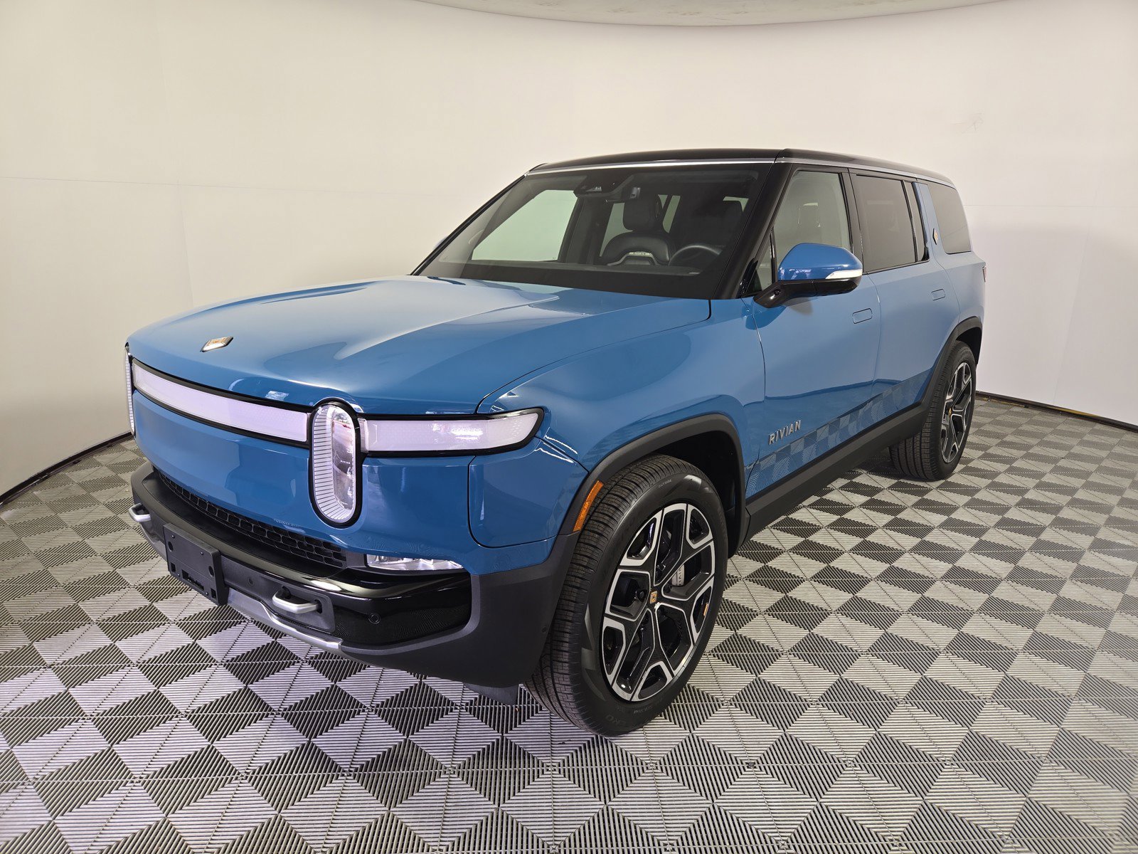 Used 2024 Rivian R1S Adventure image 1