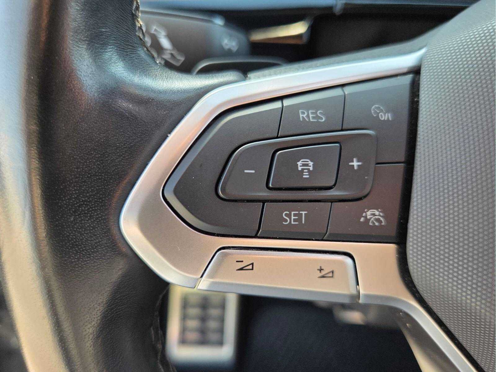 Used 2024 Volkswagen Atlas Cross Sport SEL R-Line AWD/4WD image 31