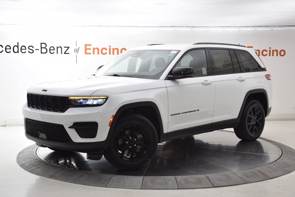 Used 2024 Jeep Grand Cherokee Altitude RWD image 2