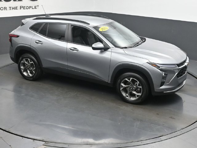 Used 2025 Chevrolet Trax LT FWD image 53