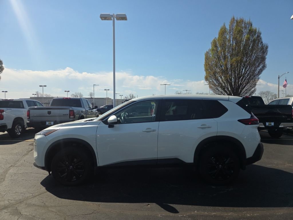 Used 2023 Nissan Rogue SV image 3