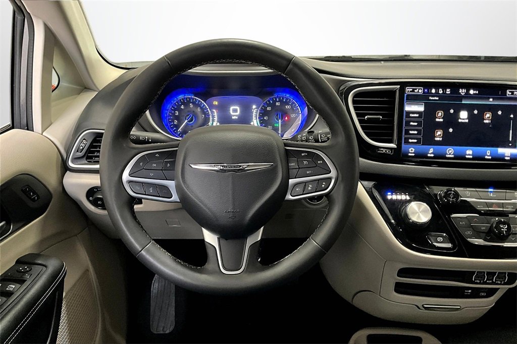 Used 2022 Chrysler Pacifica Touring-L image 8