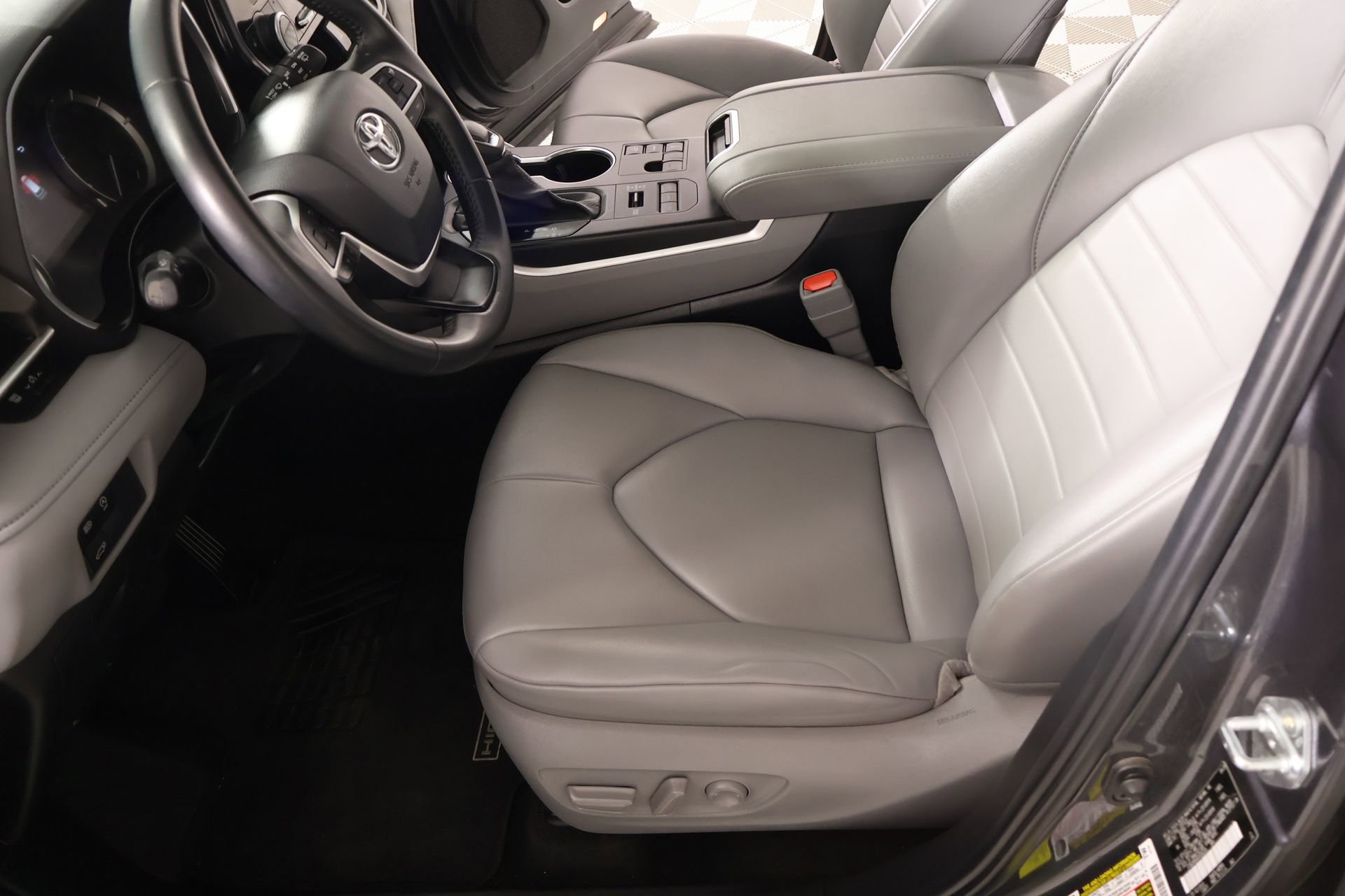 Used 2024 Toyota Highlander XLE AWD/4WD image 11