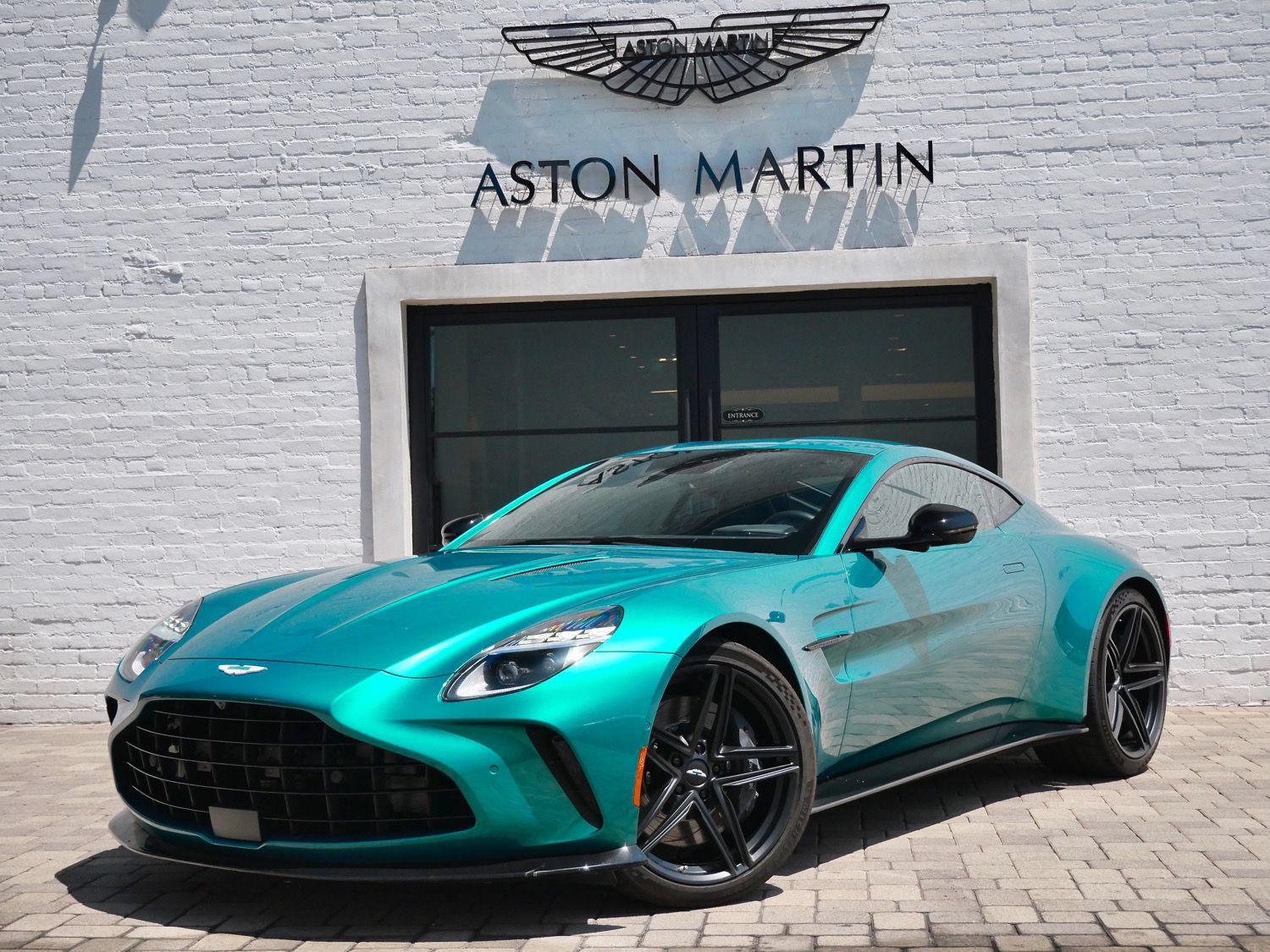 Used 2025 Aston Martin V8 Vantage Coupe RWD image 18