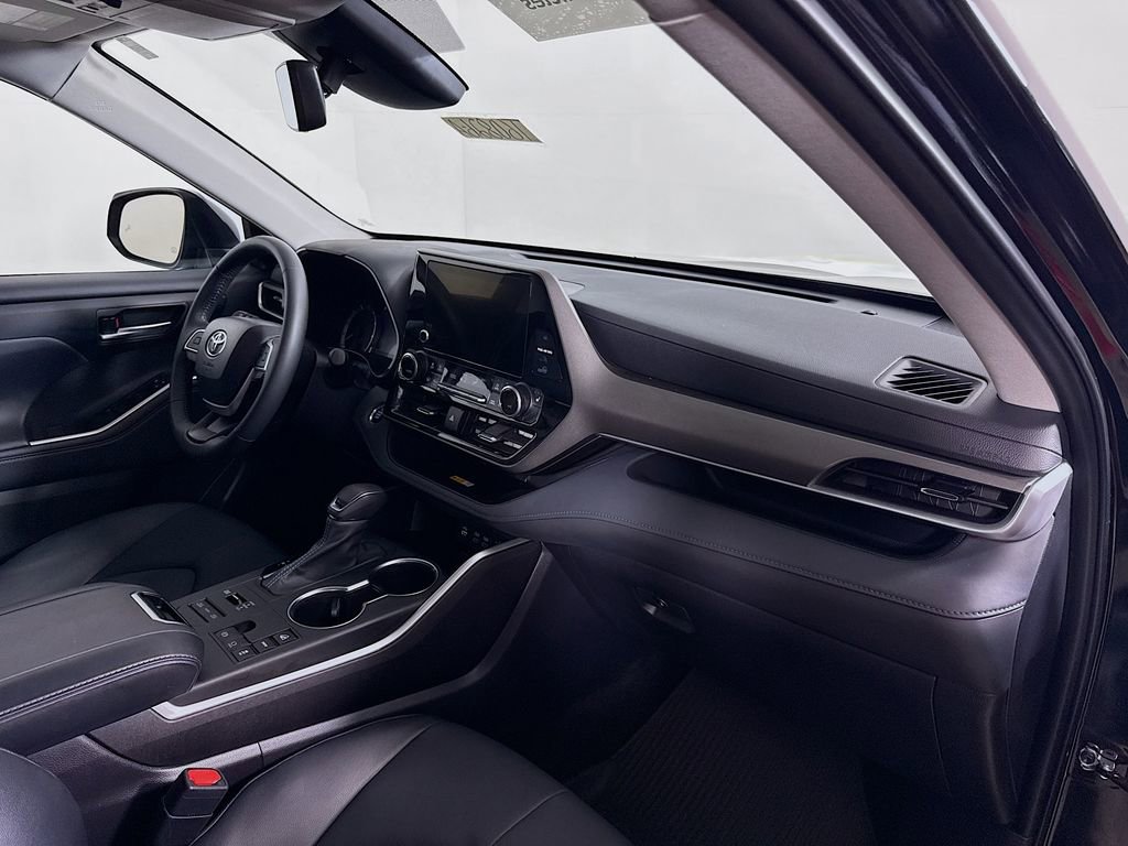 Certified 2024 Toyota Highlander XLE image 30