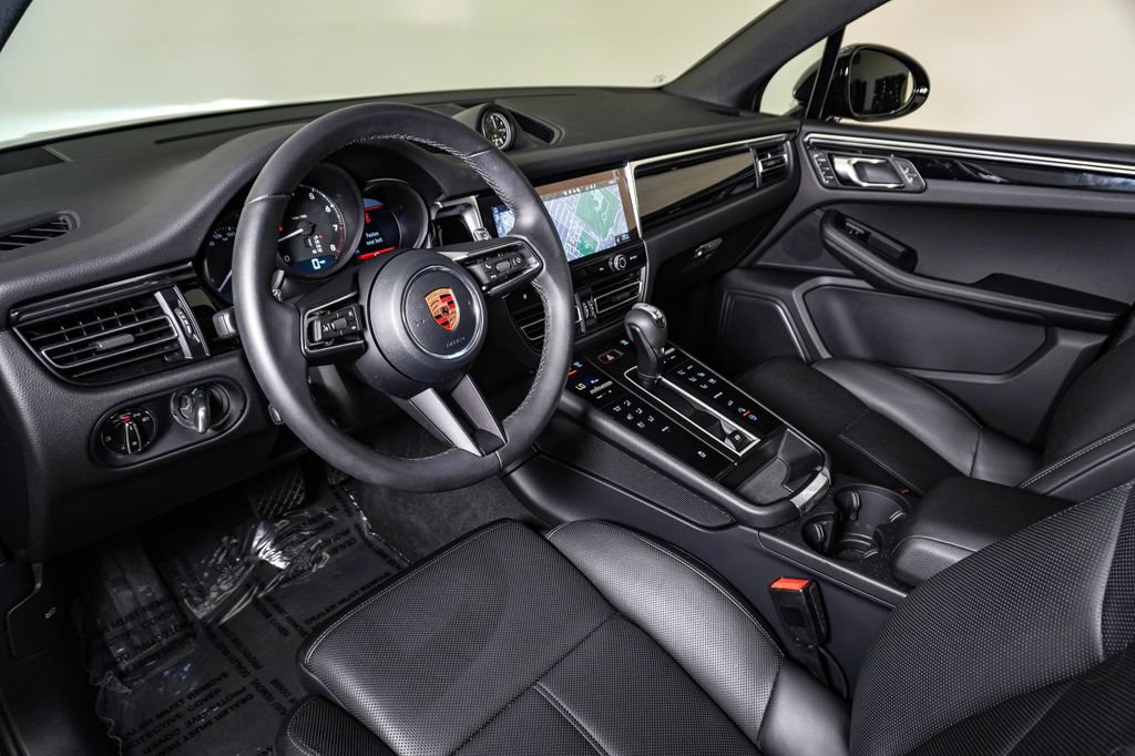 Certified 2026 Porsche Macan AWD/4WD image 4