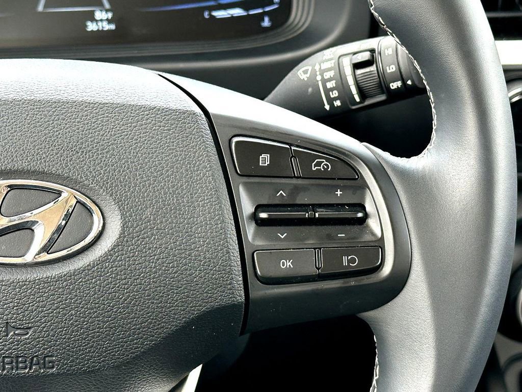 Used 2025 Hyundai Venue SEL image 25