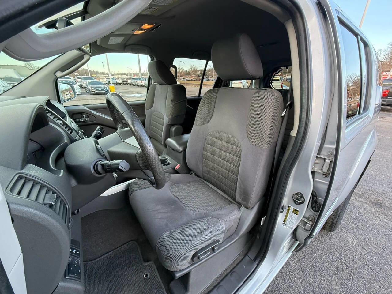 Used 2010 Nissan Pathfinder SE w/ SE Premium Journey Pkg image 10