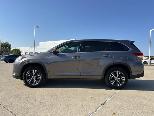 Used 2017 Toyota Highlander LE FWD image 2