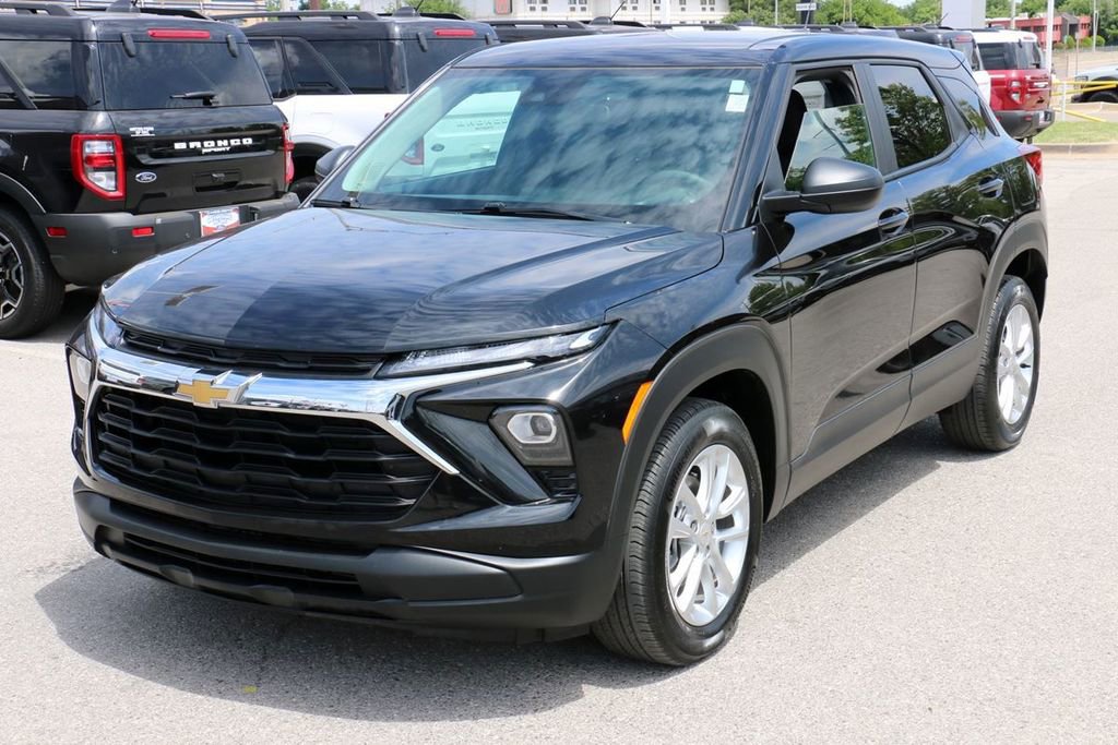 Used 2025 Chevrolet TrailBlazer LS w/ LS Convenience Package FWD image 2