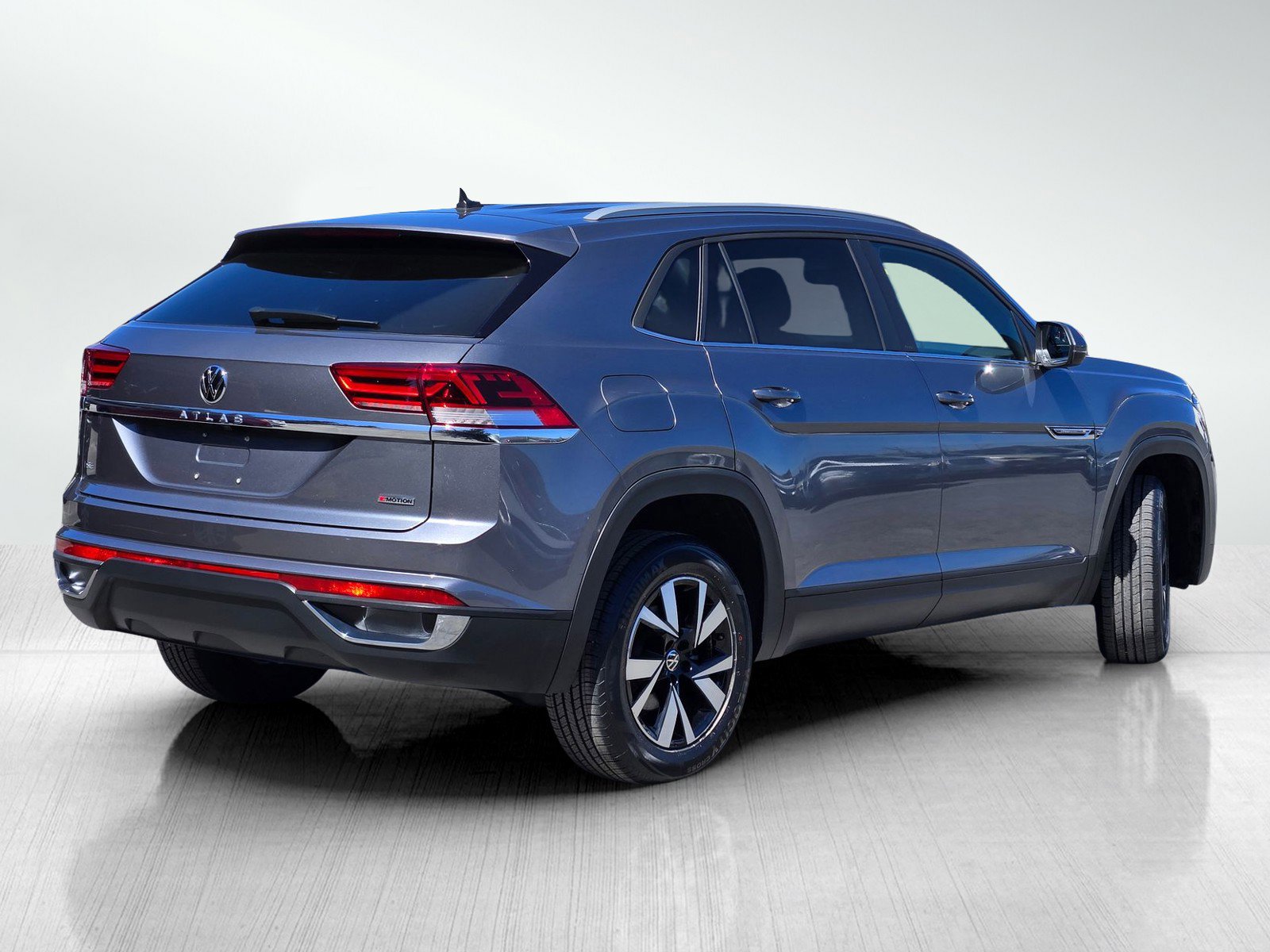 Used 2021 Volkswagen Atlas Cross Sport SE w/ Luggage Net & Mats Package AWD/4WD image 4