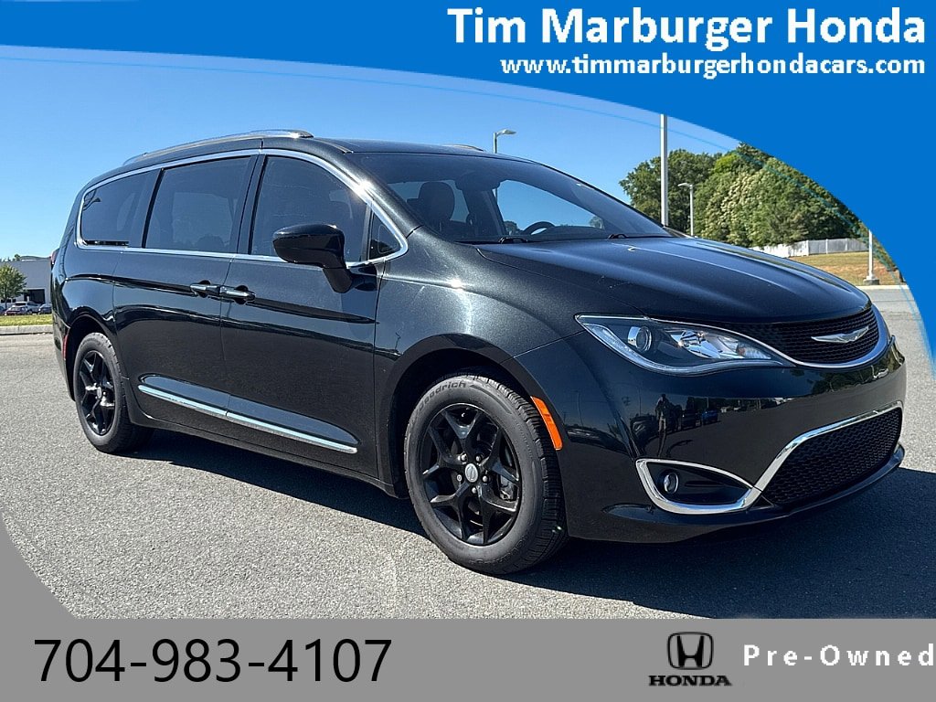 Used 2017 Chrysler Pacifica Touring-L Plus w/ Tire & Wheel Group FWD image 1